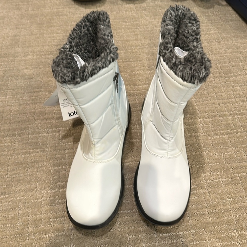 NWT Totes White waterproof winter boots sz 10, 2 zippers, faux fur lining.